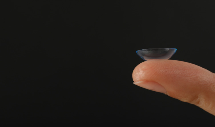 gallery/un-primer-plano-de-una-lente-de-contacto-transparente-en-la-punta-de-un-dedo