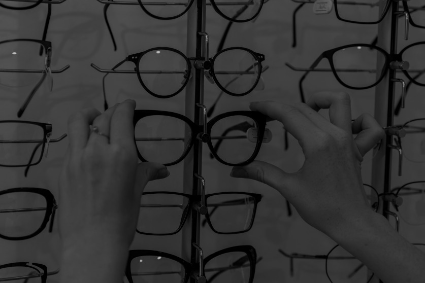 gallery/primer-plano-de-mano-de-mujer-quitando-anteojos-de-la-pantalla