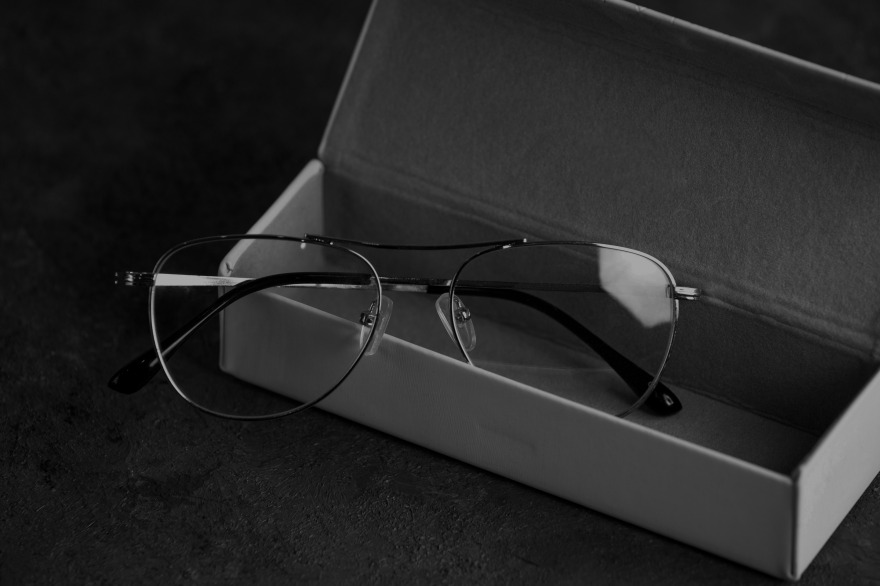 gallery/02una-vista-frontal-modernas-gafas-de-sol-opticas-dentro-de-una-pequena-caja-en-el-gris